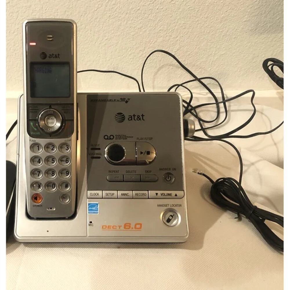 Pre-owned AT&T Dual Handset Answering System‎ DECT 6.0 Digital Model SL82218